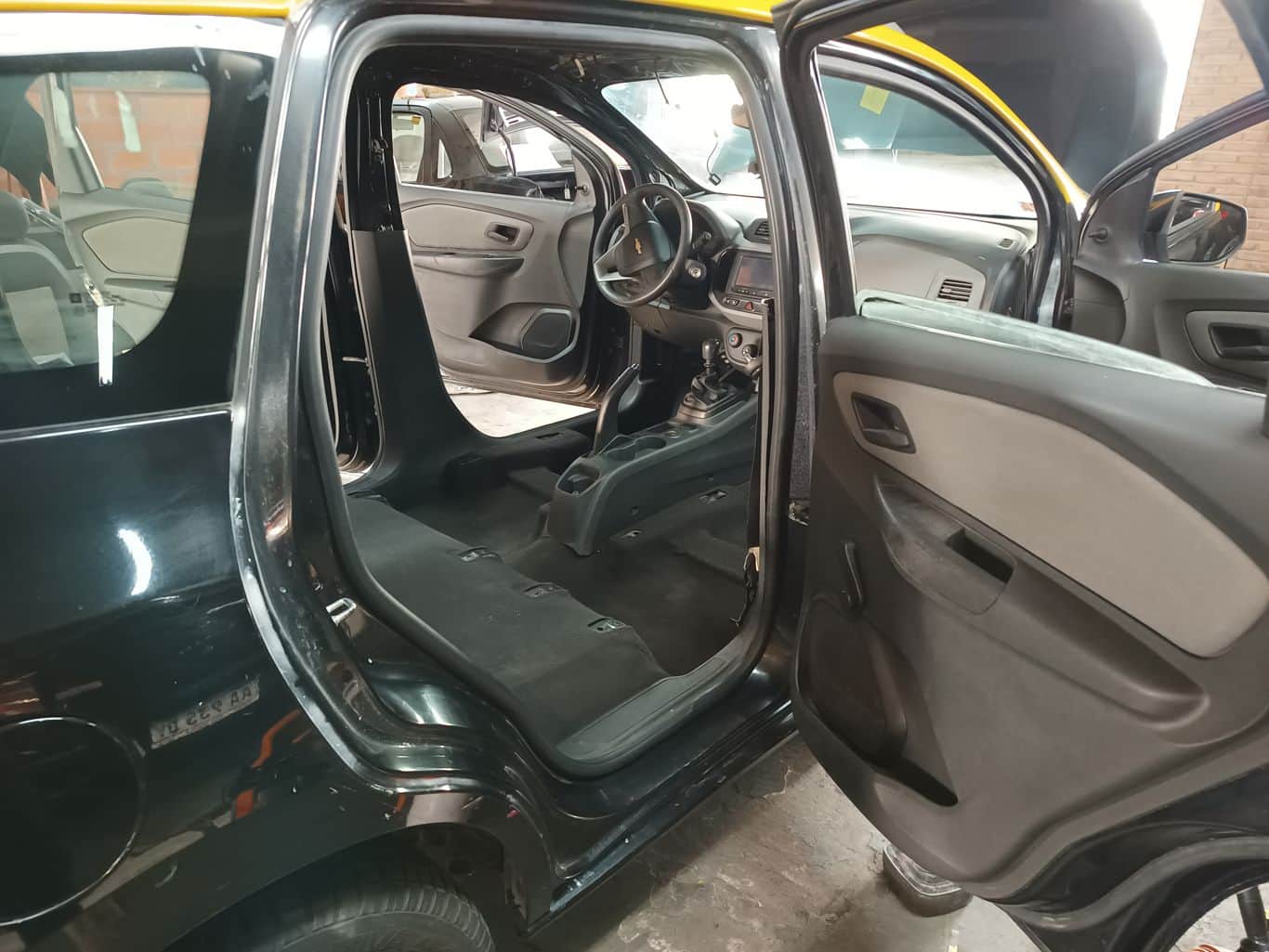Interior del vehículo limpio tras el detailing