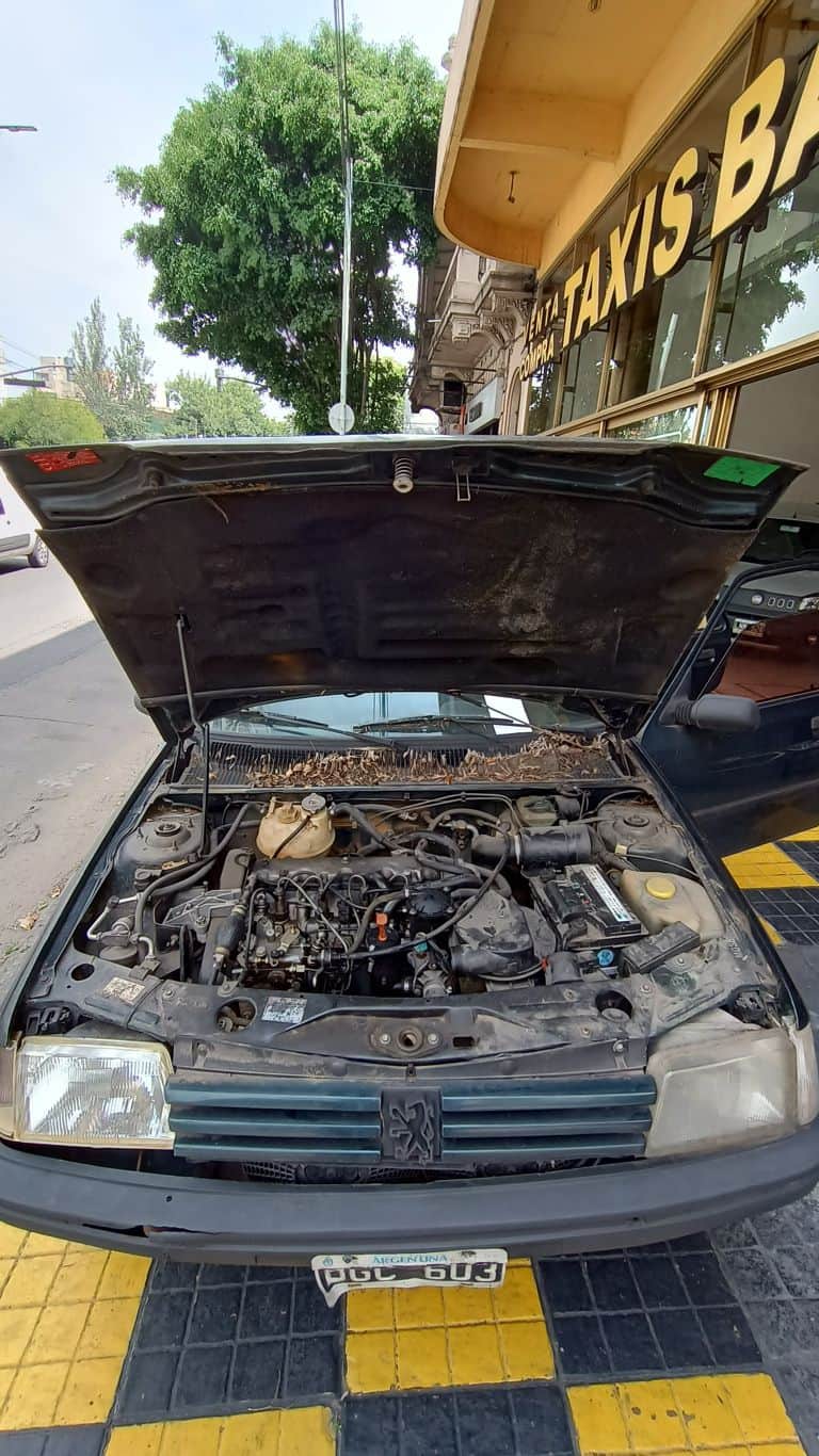 Motor abierto durante una tarea de mantenimiento